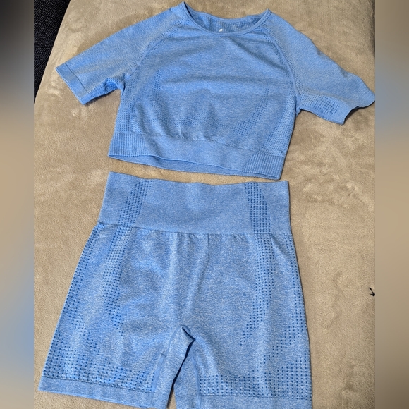 Seamless 2 Piece Set Workout Gym Shorts + Short Sleeve - Picture 5 of 9